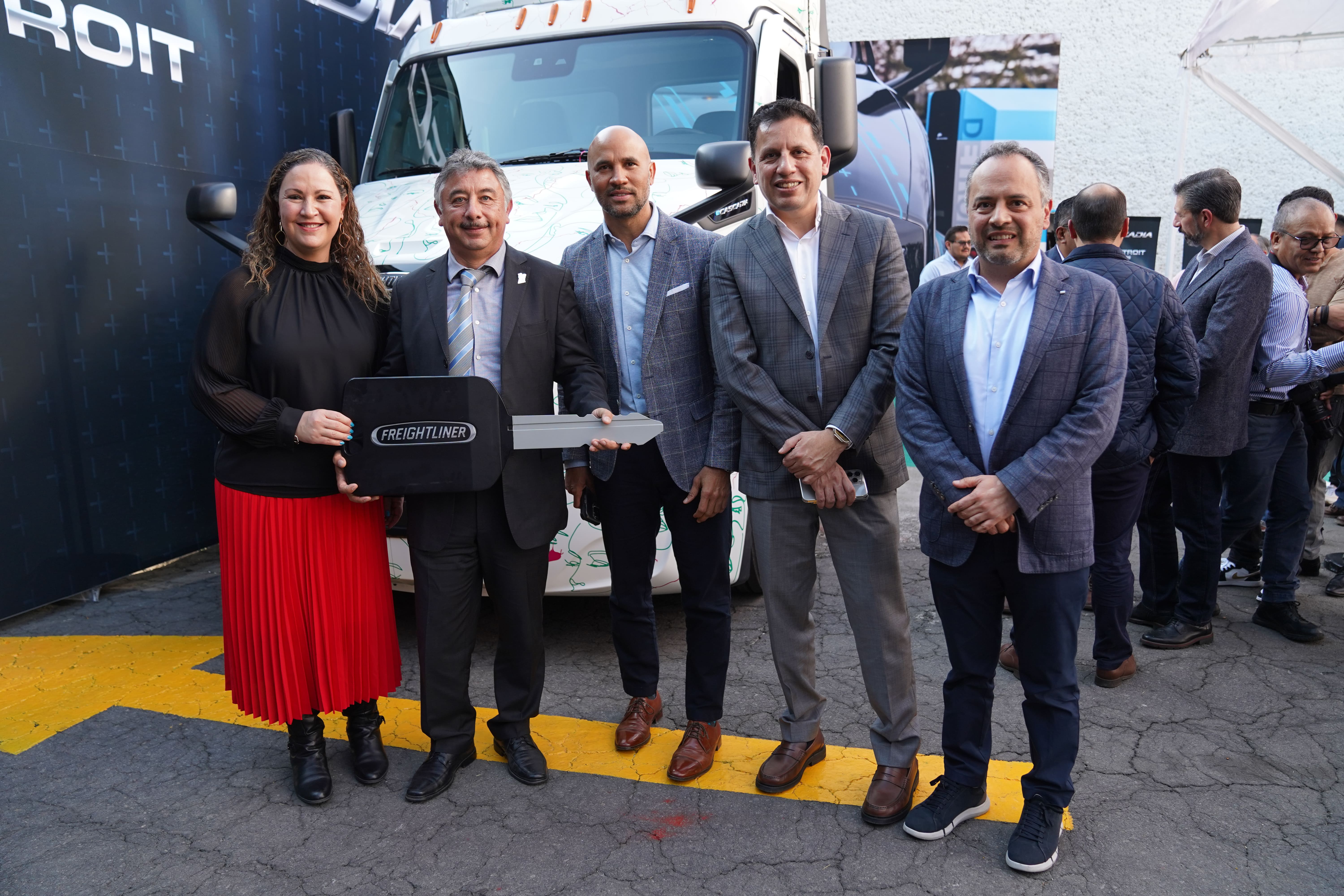 Daimler Truck México hace entrega del primer tractocamión  eléctrico eCascadia a Terrestres Esteban